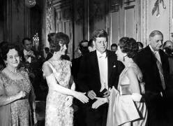 Américain John Fitzgerald Kennedy et sa femme Jackie à Paris (Rue des Archives) - Muzeo.com