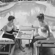 Backgammon By The Pool (Slim Aarons) - Muzeo.com