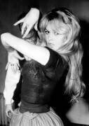 Brigitte Bardot lors d'une leçon de flamenco (Rue des Archives) - Muzeo.com