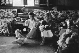 Burt Bacharach à la maison avec Angie Dickinson (Orlando Suero) - Muzeo.com