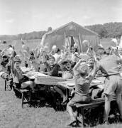 Camp de vacances en France 24 juillet 1956 (Rue des Archives) - Muzeo.com