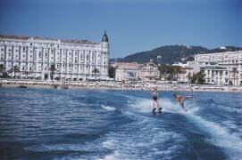 Cannes Watersports (Slim Aarons) - Muzeo.com