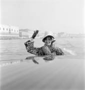 Claudia Cardinale à Venise en chapeau cloche et fourrure (Graziano Arici) - Muzeo.com