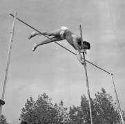 Concours d'athlétisme au stade Jean Bouin (Rue des Archives) - Muzeo.com
