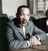 Conférence de presse de Martin Luther King, militant du mouvement des droits civiques, ici à l'église américaine de Paris, le 27 mars. (Rue des Archives) - Muzeo.com