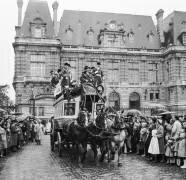 Course de voitures anciennes entre Versailles et Paris (Rue des Archives) - Muzeo.com