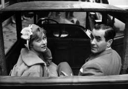 Danick Patisson et Tyrone Power dans un taxi, Montmartre, Paris, 24 mars 1957 (Rue des Archives) - Muzeo.com