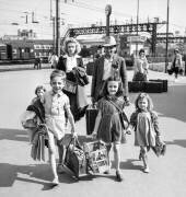 Départ pour les vacances dans les gares de Paris (Rue des Archives) - Muzeo.com