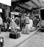 Départ pour les vacances à la Gare de Lyon le 15 juillet 1958 (Rue des Archives) - Muzeo.com