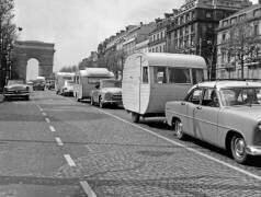 Départs de vacances à Paris (Rue des Archives) - Muzeo.com
