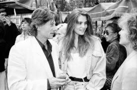 Dévoilement d’une plaque de bronze avec les noms des lauréats du restaurant Cesars Outside Fouquet’s à Paris le 28 juin 1990 : Roman Polanski et Emmanuelle Seigner (Rue des Archives) - Muzeo.com