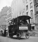 « L'Obéissante », 1ère voiture à vapeur construite par Amédée Bollee en 1875, habituellement entretenue au CNAM, part dans une rue de Paris, 21 janvier 1951 (Rue des Archives) - Muzeo.com