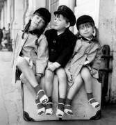 Enfants en attente du train pendant les vacances (Rue des Archives) - Muzeo.com