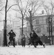Enfants jouant dans la neige à Montmartre, le 27 décembre 1950 (Rue des Archives) - Muzeo.com