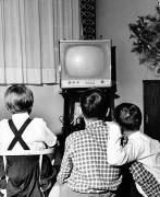 Enfants regardant la télévison (Jean Ribière) - Muzeo.com