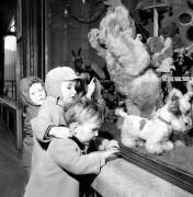 Enfants regardant les jouets de Noel (Rue des Archives) - Muzeo.com