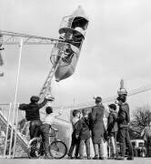 Enfants regardant un manège a la Foire du Trône (Rue des Archives) - Muzeo.com