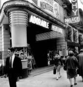 Entrée du cinéma Clichy Palace 12 juin 1962 (Rue des Archives) - Muzeo.com