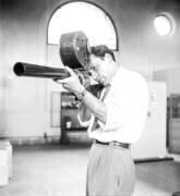 Exposition de l'histoire de la photo et de l'industrie photographique au Museum National d'Histoire Naturelle a Paris le 12 juin 1951 : le fusil photographique de Etienne-Jules Marey, pour photographier les oiseaux (Rue des Archives) - Muzeo.com