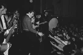 Fabian donne un spectacle en direct avec le groupe (Orlando Suero) - Muzeo.com