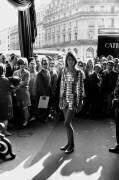Françoise Hardy a présenté une robe de Pacorabanne lors des manifestations de mai 1968 (Rue des Archives) - Muzeo.com