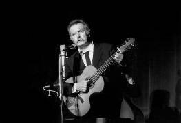 Georges Brassens sur scène à Bobino 12 octobre 1972 (Rue des Archives) - Muzeo.com