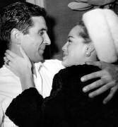 Gilbert Becaud Félicité par Romy Schneider (Rue des Archives) - Muzeo.com