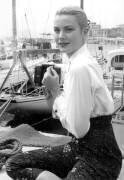 Grace Kelly pendant le Festival de Cannes le 6 mai (Rue des Archives) - Muzeo.com