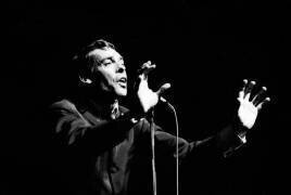 Jacques Brel sur scène à l'Olympia le 7 octobre 1966 (Rue des Archives) - Muzeo.com