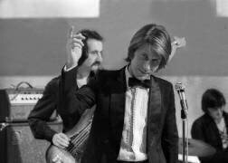 Jacques Dutronc chantant lors de l'émission télévisée 