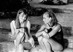 Jane Birkin and Romy Schneider on the set of the film Les pécheurs Aka The Swimming Pool 2 September 1968 (Rue des Archives) - Muzeo.com