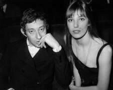 Jane Birkin et Serge Gainsbourg a la première de Gilbert Becaud (Rue des Archives) - Muzeo.com