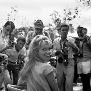 Jane Fonda pendant une pause de tournage (anonyme) - Muzeo.com