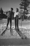 Janet Leigh et Tony Curtis sur des skis aux Jeux olympiques d'hiver. (Orlando Suero) - Muzeo.com