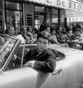 Jean Claude Brialy sur le plateau du film Les Godelureaux (Rue des Archives) - Muzeo.com