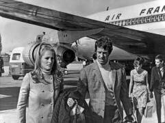 Jean Paul Belmondo et Ursula Andress à Orly (arrivant de Los Angeles) le 3 juillet 1967 (Rue des Archives) - Muzeo.com
