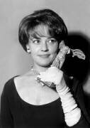 Jeanne Moreau reçoit le Prix du cinéma français (Rue des Archives) - Muzeo.com