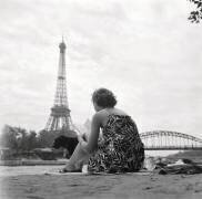 Jeune femme prenant le soleil sur les bords de seine à Paris en 1965 (Keystone) - Muzeo.com
