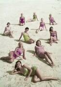 Jeunes femmes bronzant à la plage (anonyme) - Muzeo.com