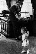 John Fitzgerald Kennedy avec son fils à la Maison Blanche en 1961 (anonyme) - Muzeo.com