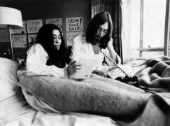 John Lennon et Yoko Ono à l'hotel Hilton à Amsterdam (anonyme) - Muzeo.com