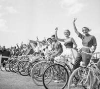 Journée sociale de la bicyclette à Deauville, France, 24 juillet 1950 (Rue des Archives) - Muzeo.com