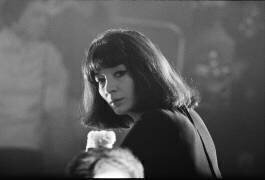 Juliette Greco dans une boîte de nuit enfumée (Orlando Suero) - Muzeo.com