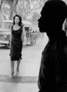 Juliette Greco et la productrice Darryl Zanuck (Rue des Archives) - Muzeo.com