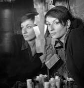 La chanteuse française Barbara dans sa loge le 15 septembre. (Rue des Archives) - Muzeo.com