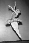 La danseuse Mary Ellen Mayland dans l'Oiseau Bleu lors d'une répétition (Rue des Archives) - Muzeo.com