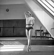 La danseuse Nina Vyroubova après avoir été nommée danseuse étoile de l'opéra le 4 octobre 1949 (Rue des Archives) - Muzeo.com
