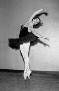 La danseuse Nora Kaye en cygne noir lors d'une répétition de l'American National Ballet Theatre au Palais Chaillot à Paris le 17 novembre 1950 (Rue des Archives) - Muzeo.com