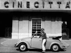 La jeune actrice Taina Elg arrive au Studio Cinecitta afin de filmer Les Bacchantes, inspiré par la tragédie d'Euripide (Keystone) - Muzeo.com