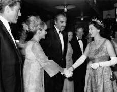 La reine assiste à l'avant première du dernier James Bond (Keystone) - Muzeo.com